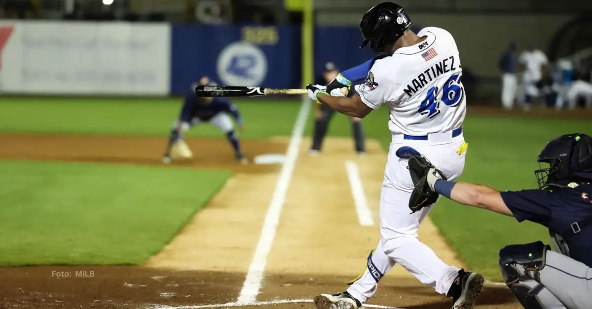 Ernesto Martínez Jr. bateando con la sucursal Doble-A de Milwaukee Brewers