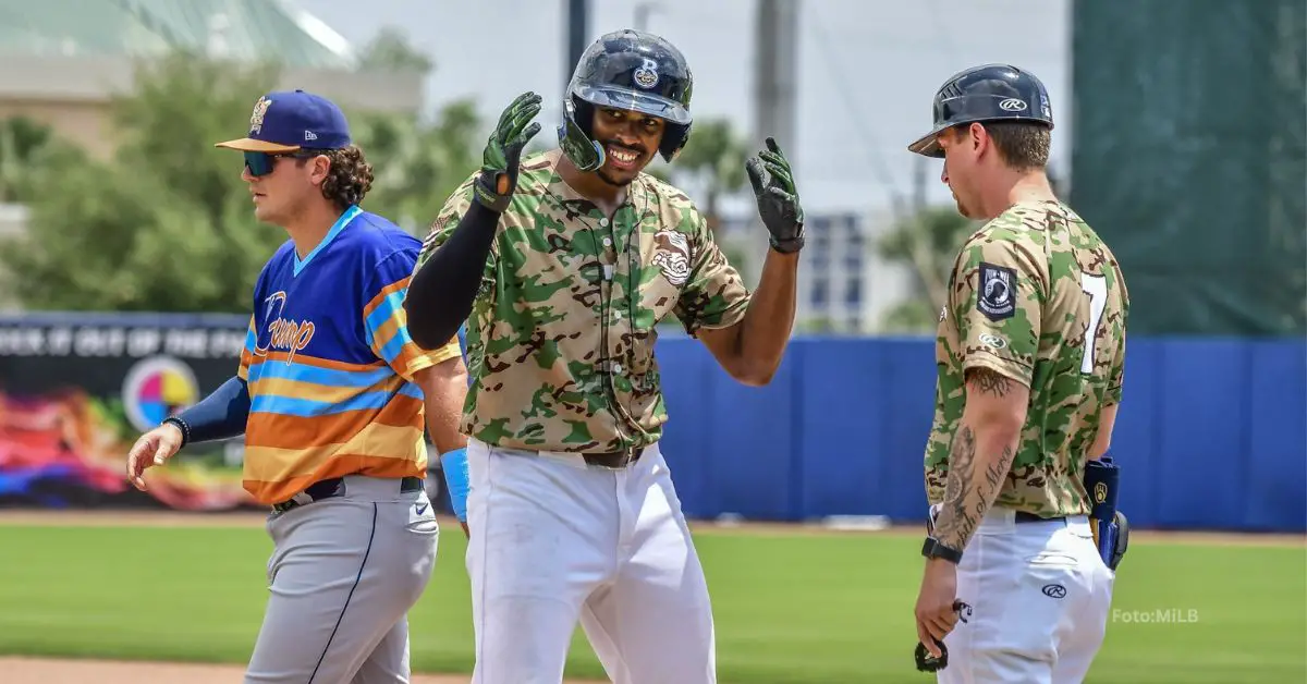 Ernesto Martínez Jr. celebrando tras hit con la sucursal de Milwaukee Brewers