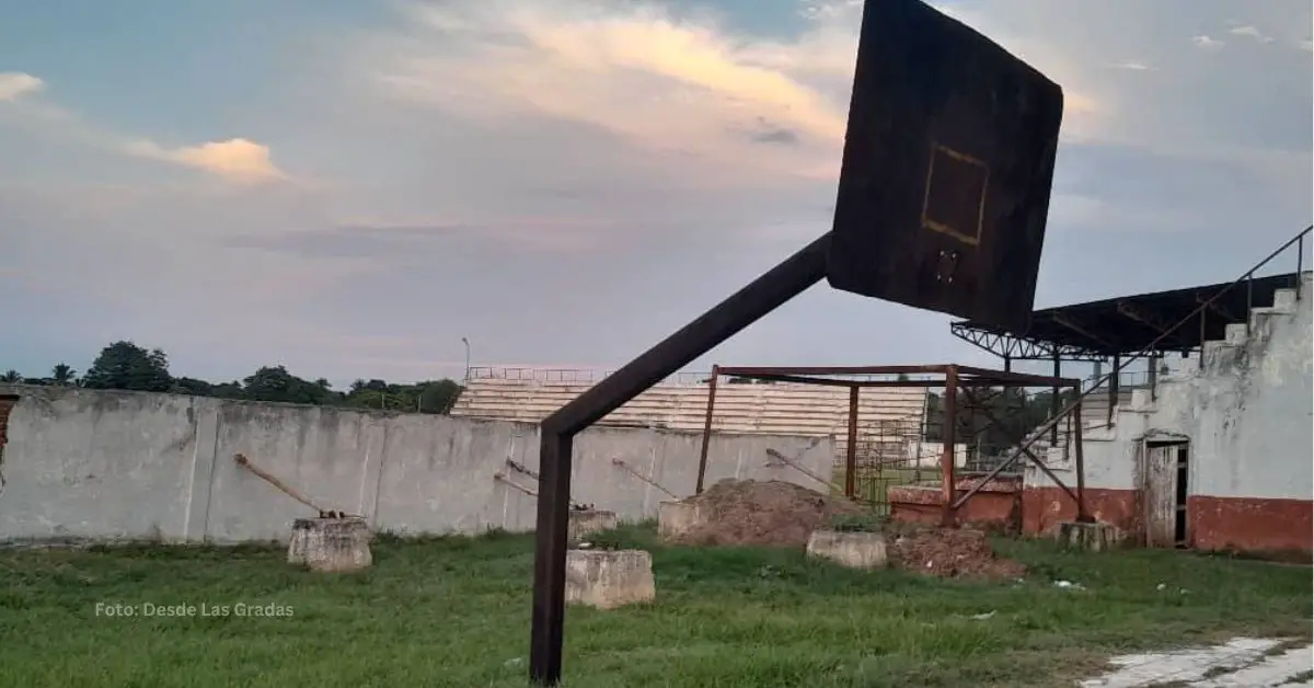 Afueras del Estadio de Río Cauto, en la provincia de Granma. Beisbol Cubano