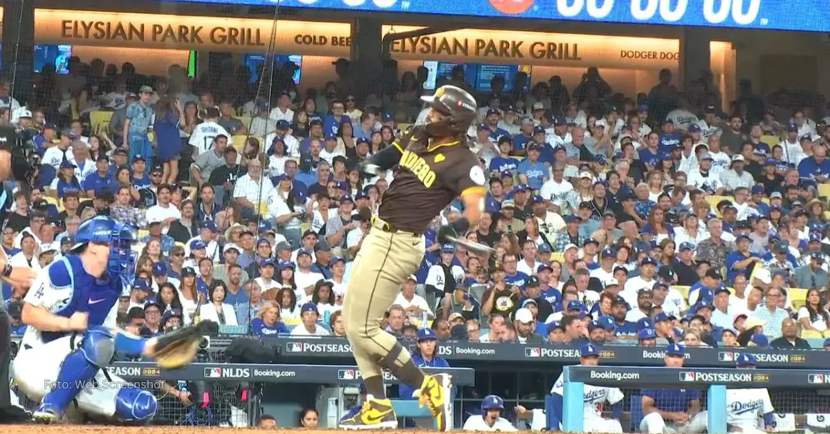 Fernando Tatis Jr. recibiendo pelotazo en Dodger Stadium durante postemporada de MLB