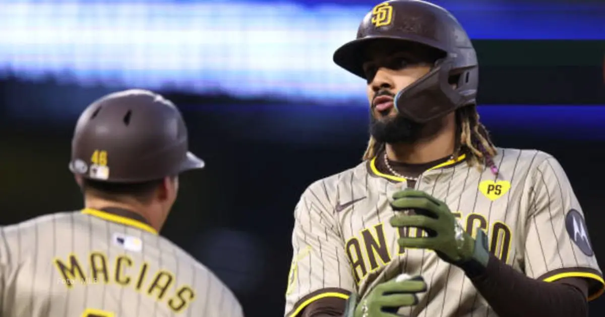 Fernando Tatis Jr. en primera base con el coach de San Diego Padres