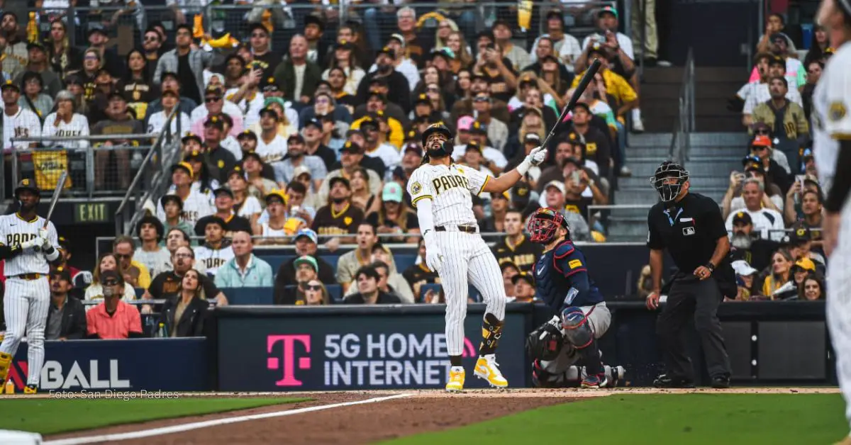 Fernando Tatis Jr. mirando la bola tras conectar un jonrón con San Diego Padres en postemporada