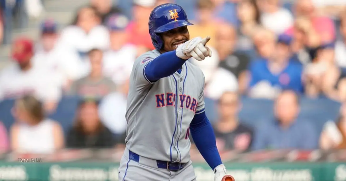 Francisco Lindor saludando a sus compañeros con el uniforme de New York Mets en MLB