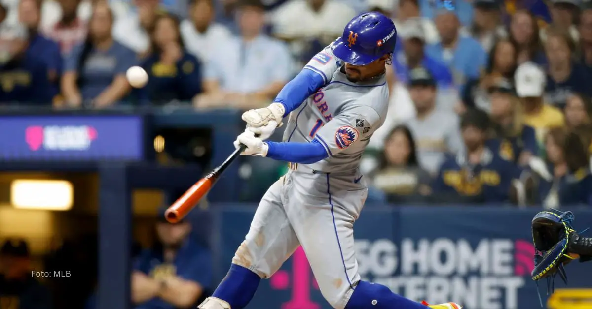 Francisco Lindor haciendo swing en MLB con el uniforme de New York Mets