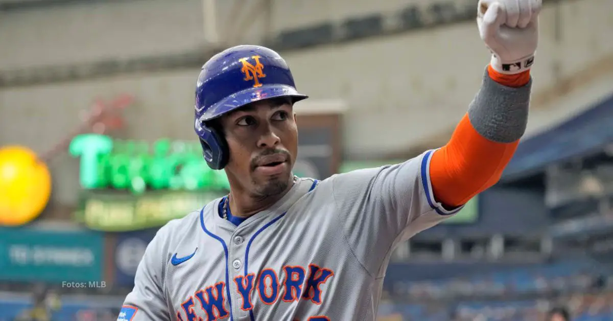 Francisco Lindor con la mano arriba tras jonrón con New York Mets