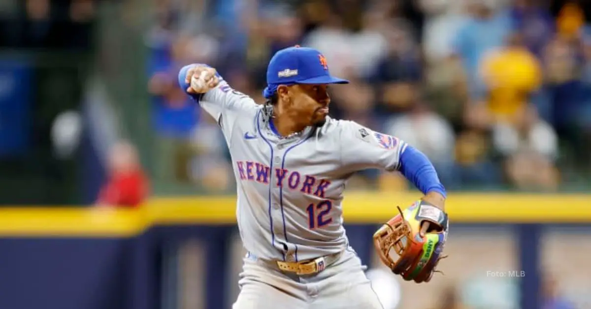 Francisco Lindor a punto de lanzar la bola con New York Mets