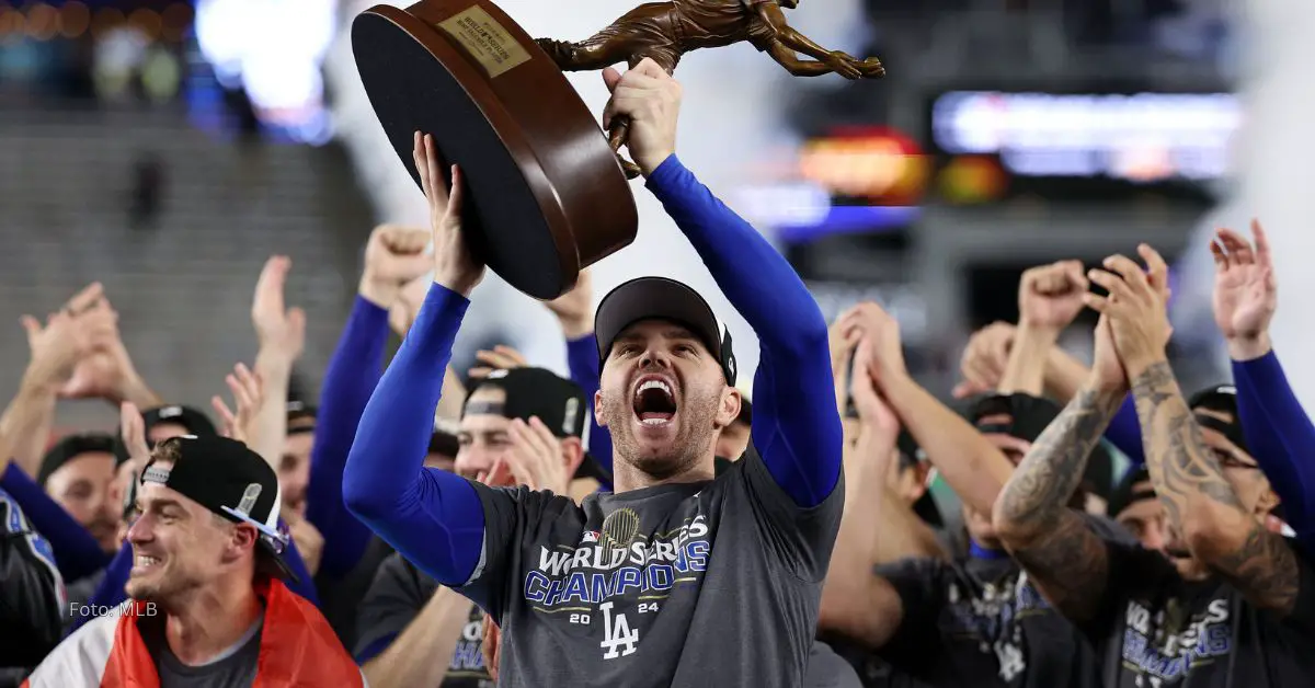 Freddie Freeman alzando el Premio MVP