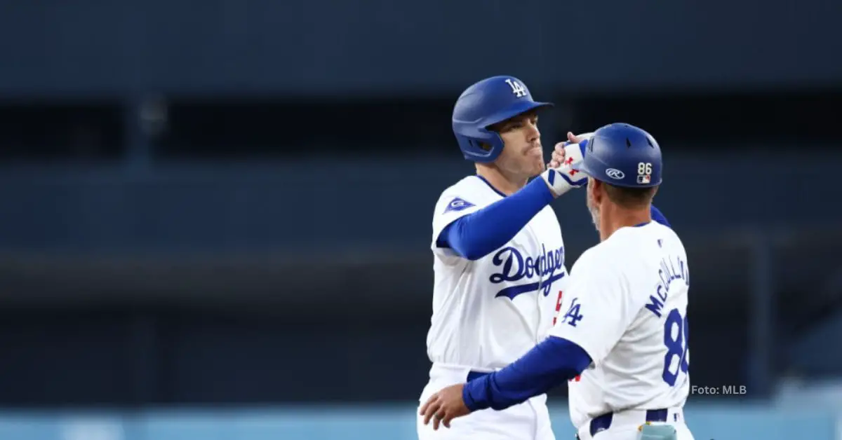 Freddie Freeman en la inicial en un juego con Los Angeles Dodgers