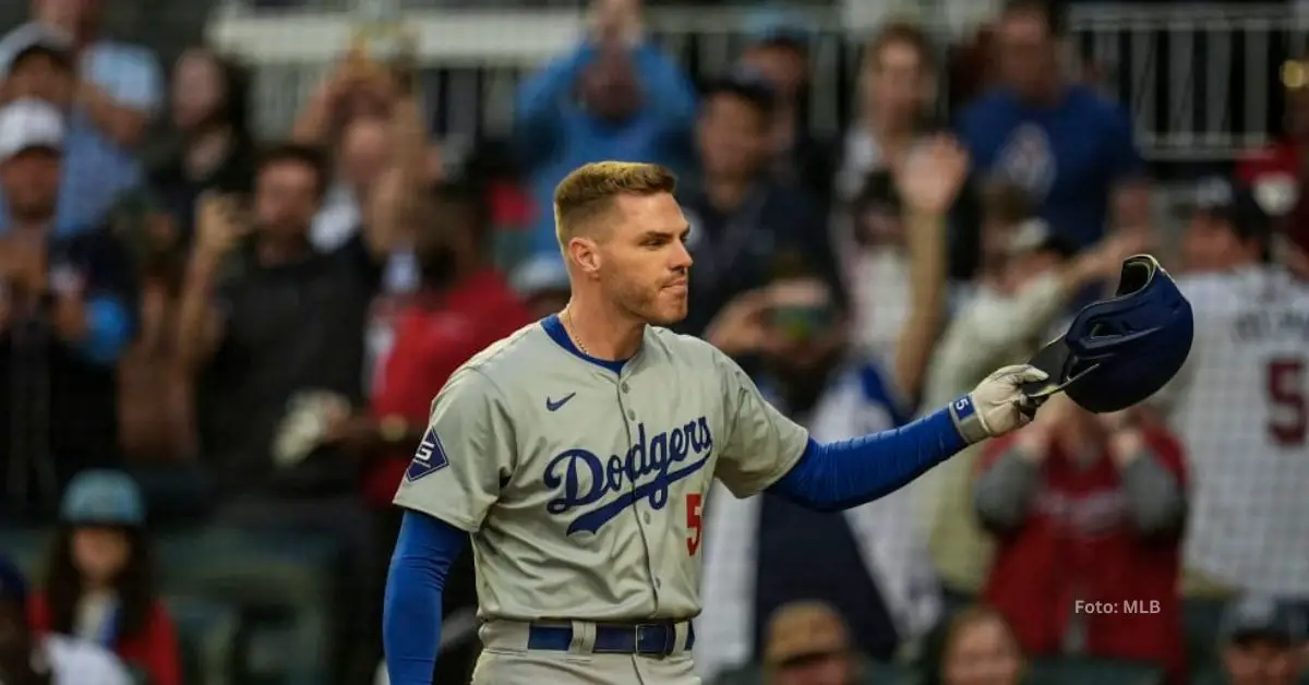 Freddie Freeman quitándose el casco en un juego con Los Angeles Dodgers