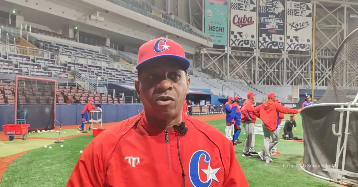 Germán Mesa dando declaraciones con el Equipo Cuba previo al Premier 12