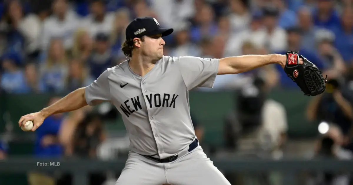 Gerrit Cole lanzando en la postemporada con New York Yankees