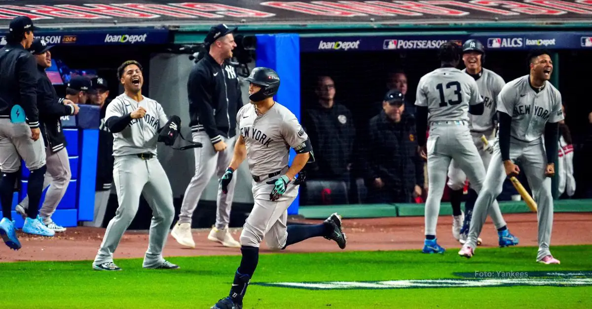 Giancarlo Stanton pasando por la inicial tras jonrón ante Cleveland Guardians