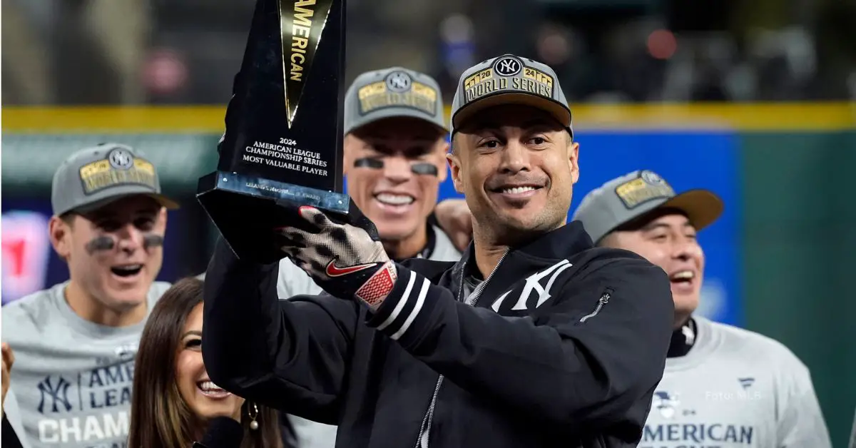 Giancarlo Stanton levantando el premio MVP de la ALCS 2024