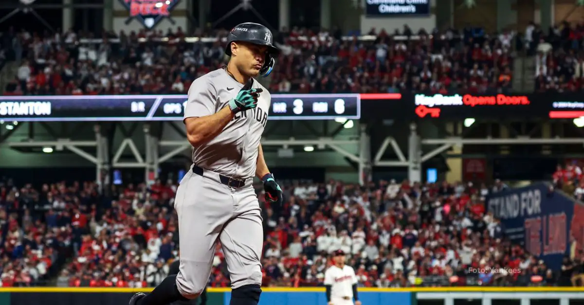 Giancarlo Stanton recorriendo las bases tras jonrón con New York Yankees