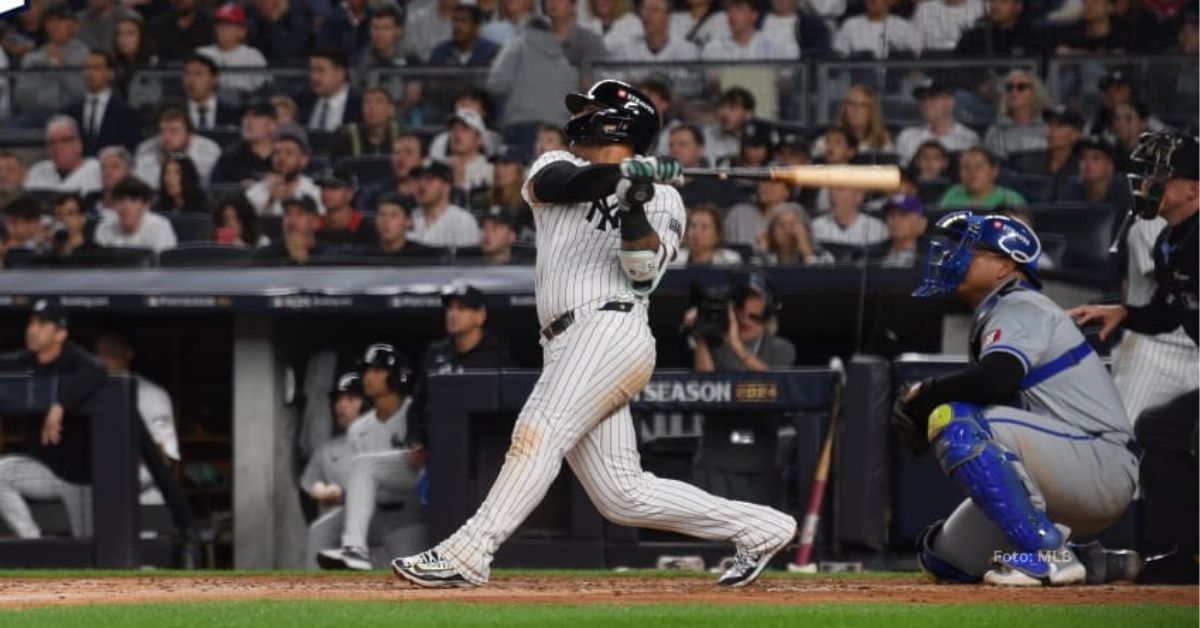 Gleyber Torres bateando con New York Yankees ante Kansas City Royals