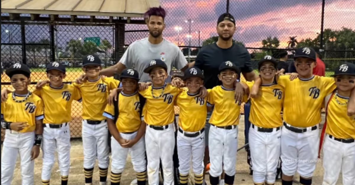 Lourdes y Yuli Gurriel posando con los niños