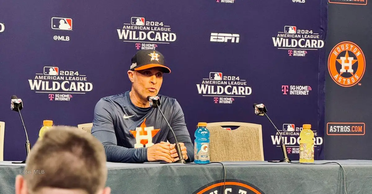 Joe Espada en rueda de prensa con Houston Astros