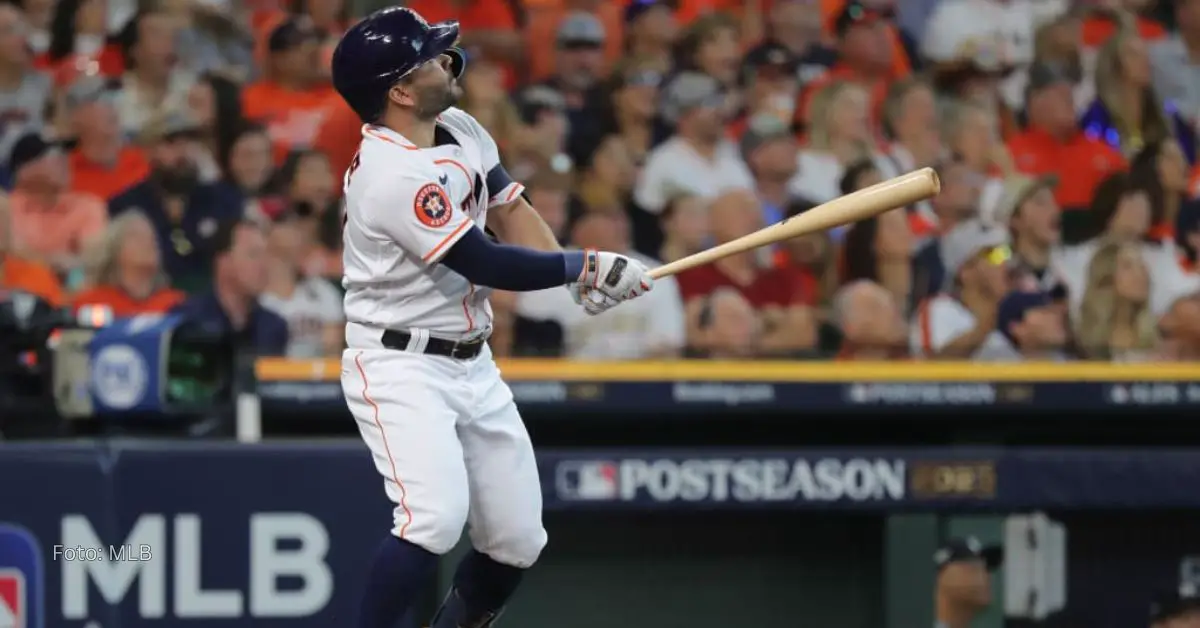 Jose Altuve tras concluir el swing y detenerse a observar la trayectoria de la bola con el uniforme de Houston Astros