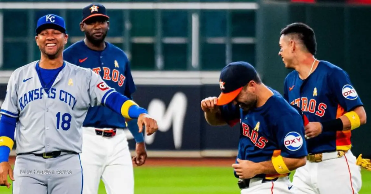 Yuli Gurriel junto a Yordan Alvarez y demás compañeros de Houston Astros