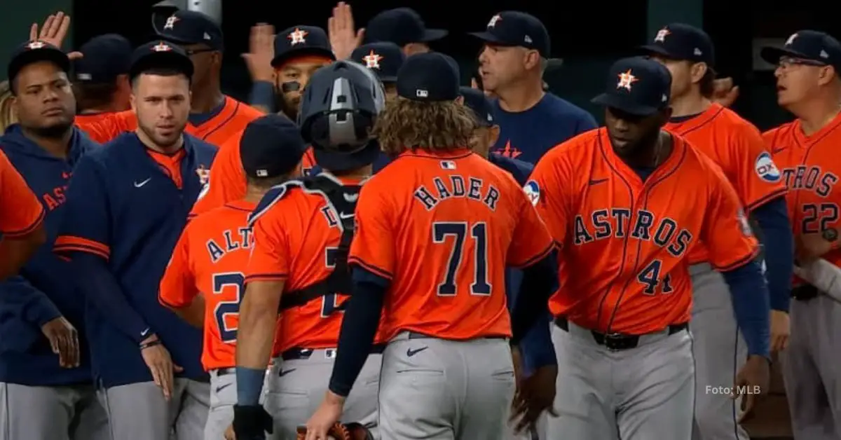 Todo el staff del Equipo de Houston Astros celebrando una victoria