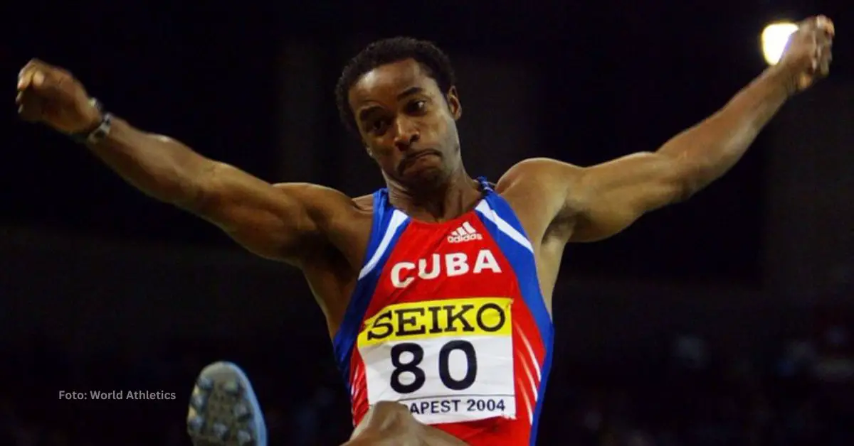 Iván Pedroso saltando en una competencia en Budapest