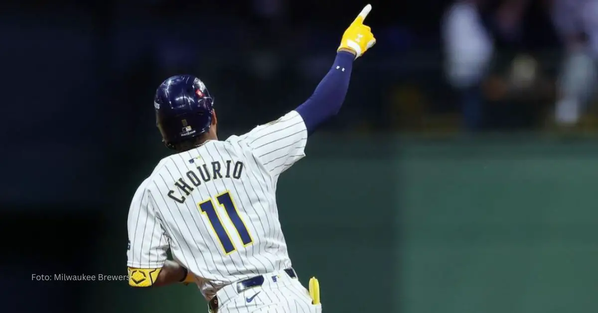 Jackson Choruio celebrando su primer jonrón en postseason