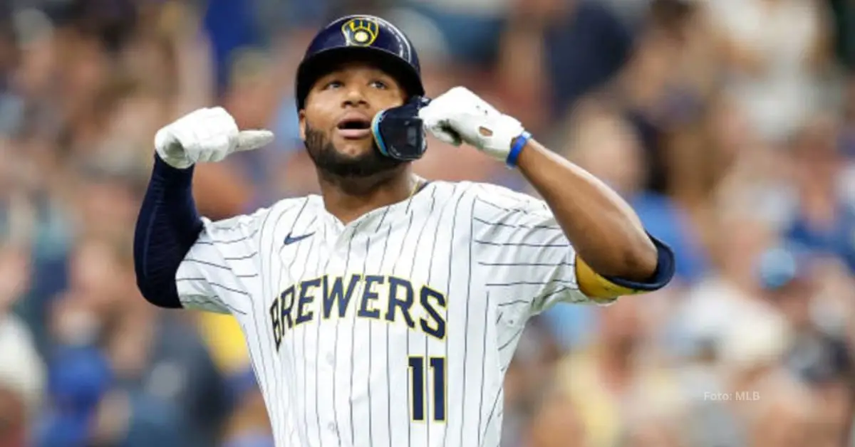 Jackson Chourio con las manos arriba tras batazo con Milwaukee Brewers