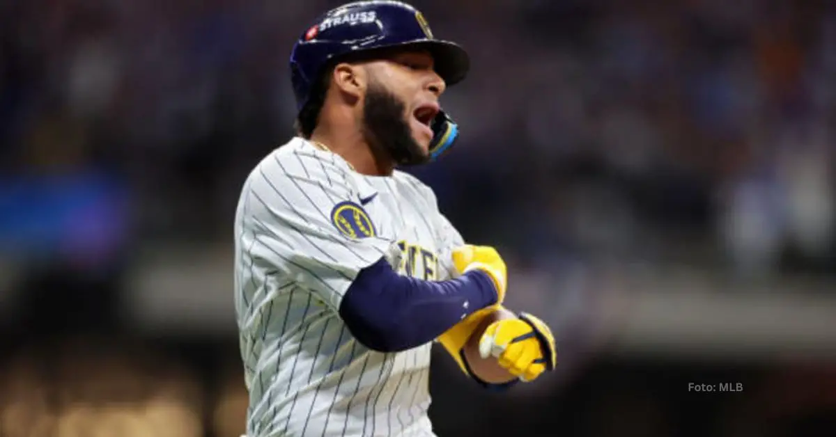 Jackson Chourio gritando tras jonrón con Milwaukee Brewers