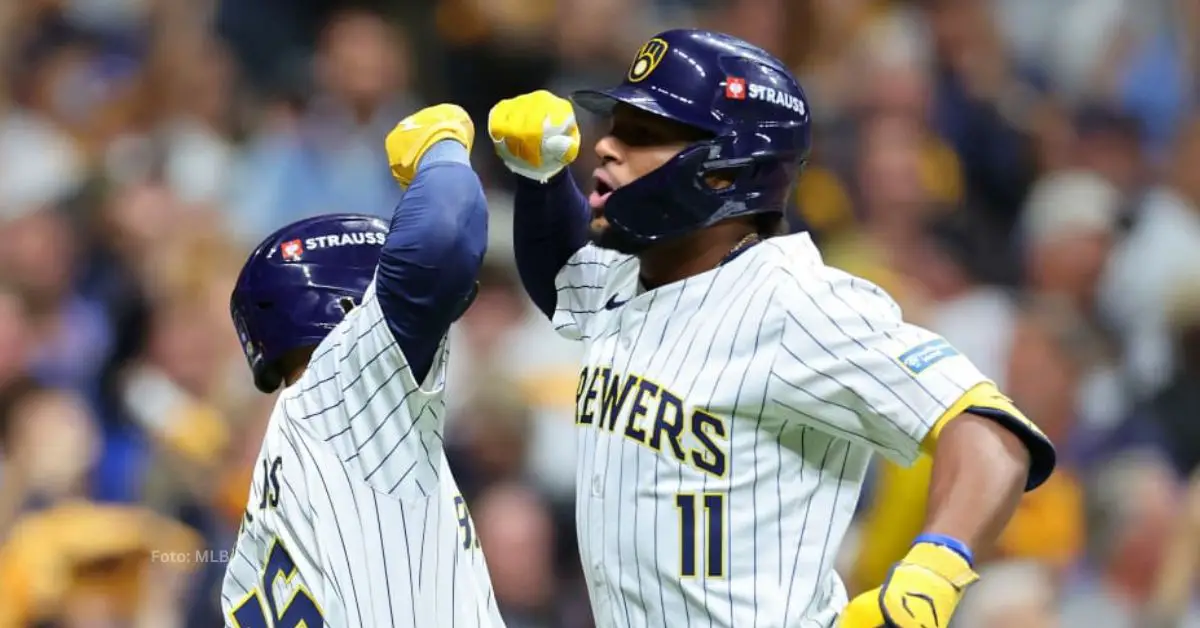 Jackson Chourio celebrando tras jonron con Milwaukee Brewers