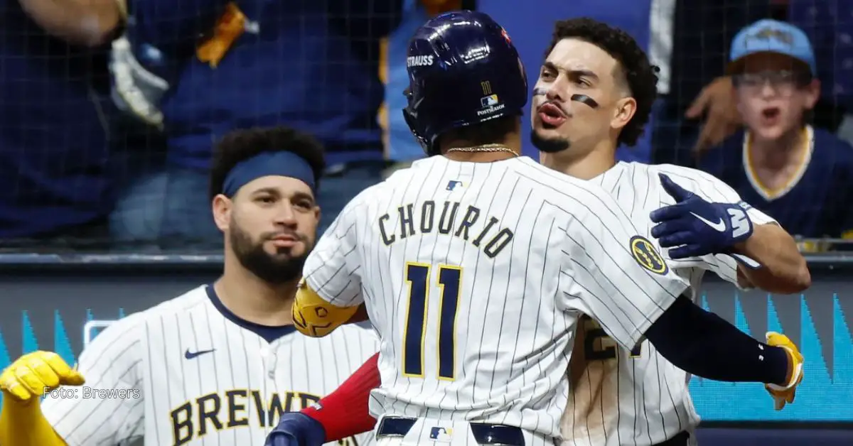 Jackson Chourio celebrando junto a Milwaukee Brewers