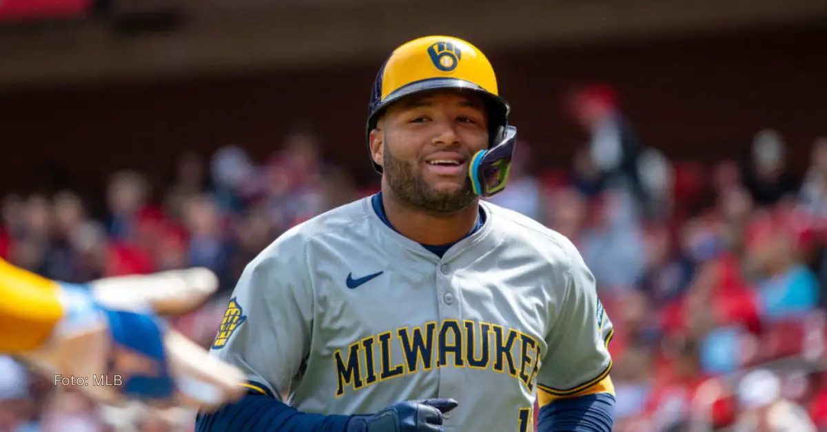 Jackson Chourio sonriendo con el uniforme de Milwaukee Brewers en MLB