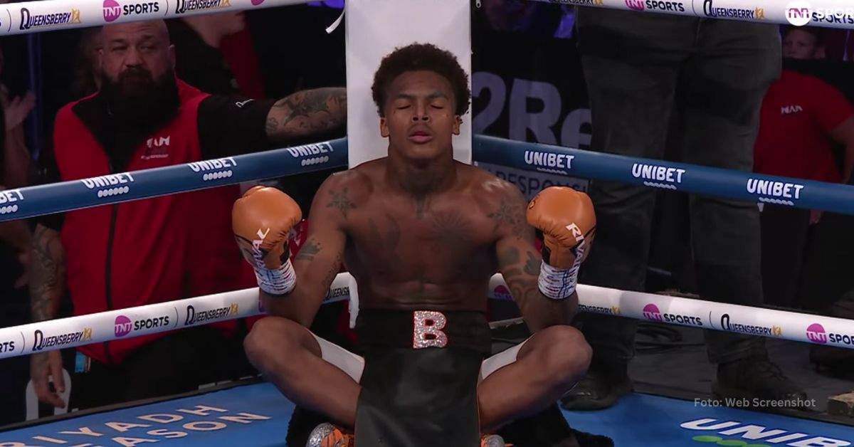 Jadier Herrera sentado y meditando esperando el resultado de su duelo ante Oliver Flores