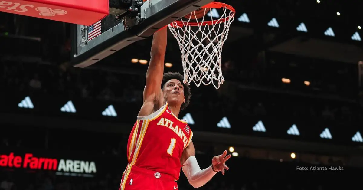 Jalen Johnson haciendo una clavada con Atlanta Hawks