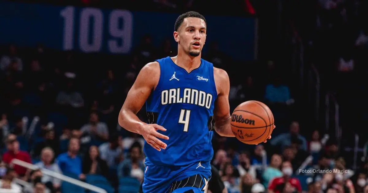 Jalen Suggs llevando el balón en un juego de Orlando Magic