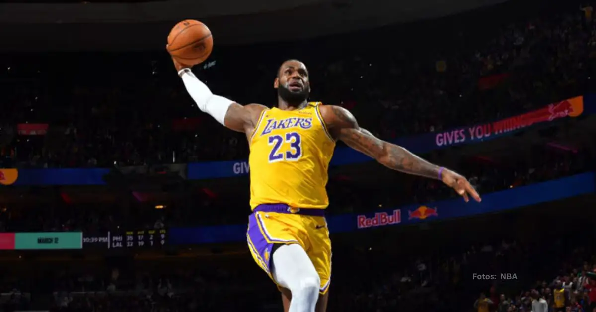 LeBron James por los aires con Los Angeles Lakers