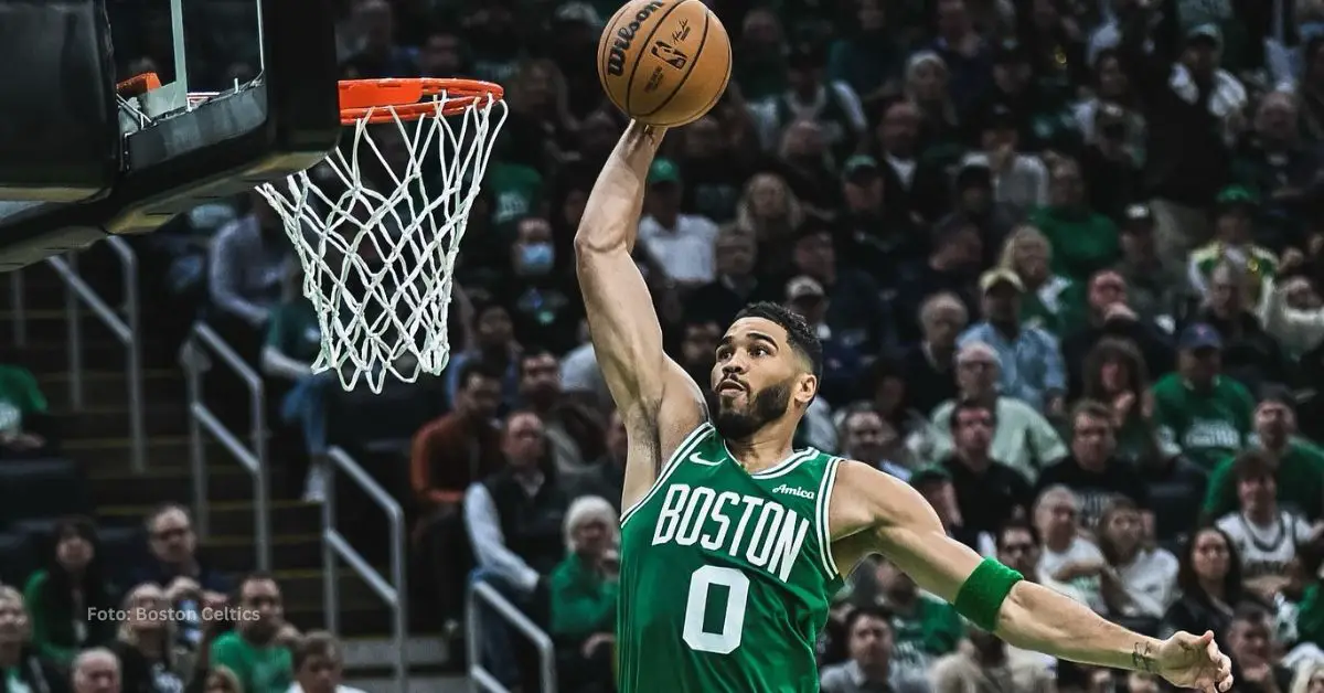 Jayson Tatum a punto de hacer una cesta con Boston Celtics