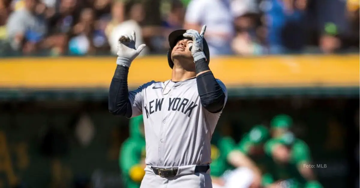 Jasson Domínguez señalando al cielo tras jonrón con New York Yankees