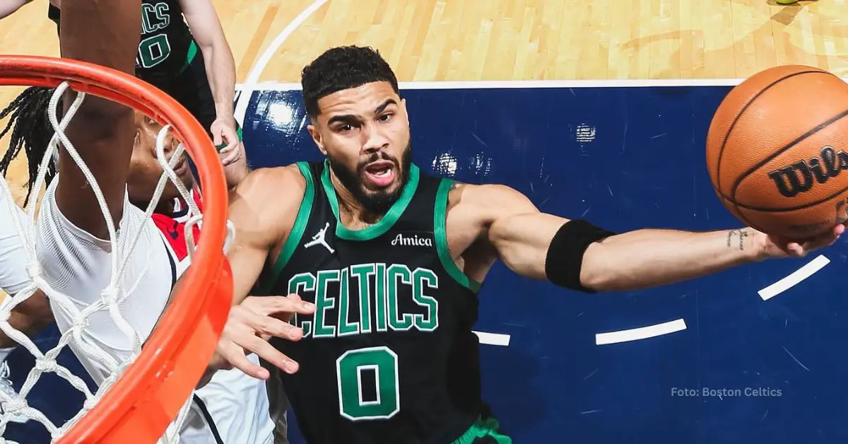 Jayson Tatum a punto de hacer una cesta con Boston Celtics