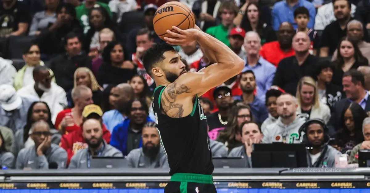 Jayson Tatum lanzando el balón con Boston Celtics