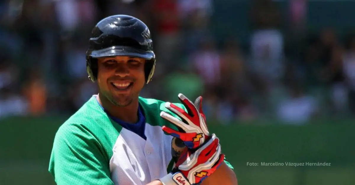 Jose Abreu sonriendo tras doble con el equipo de Cienfuegos