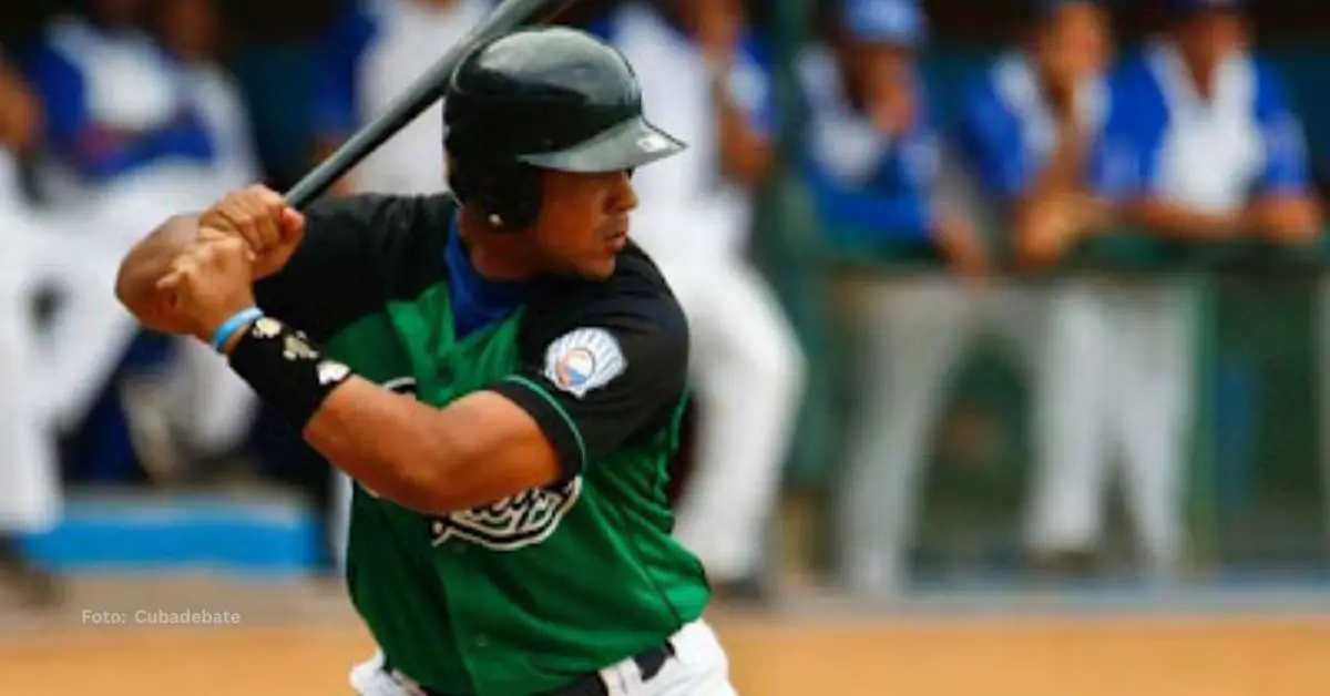 Jose Abreu bateando con el conjunto de Cienfuegos