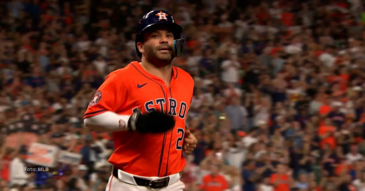 Jose Altuve anotando en carrera con Houston Astros. Salarios MLB