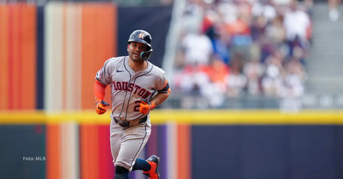 Jose Altuve recorriendo las bases con Houston Astros