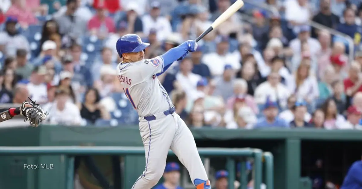 Jose Iglesias haciendo swing con el uniforme de New York Mets en MLB