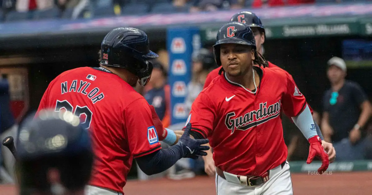 José Ramírez celebra con Josh Naylor tras anotar en carrera