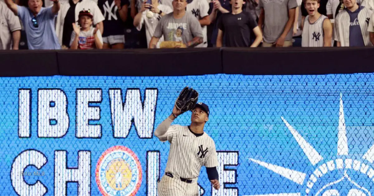 Juan Soto fildeando en Yankee Stadium