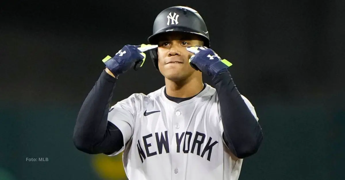 Juan Soto haciendo señas al dugout de New York Yankees