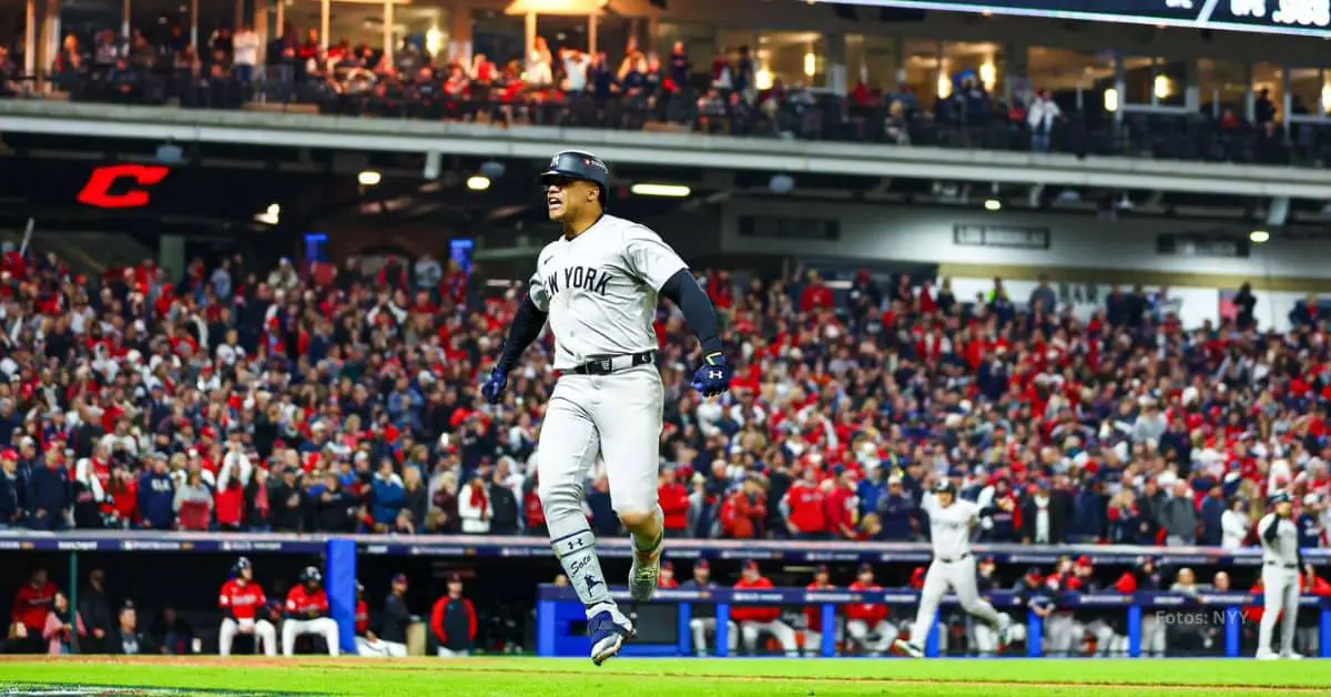 El dominicano Juan Soto celebrando su batazo