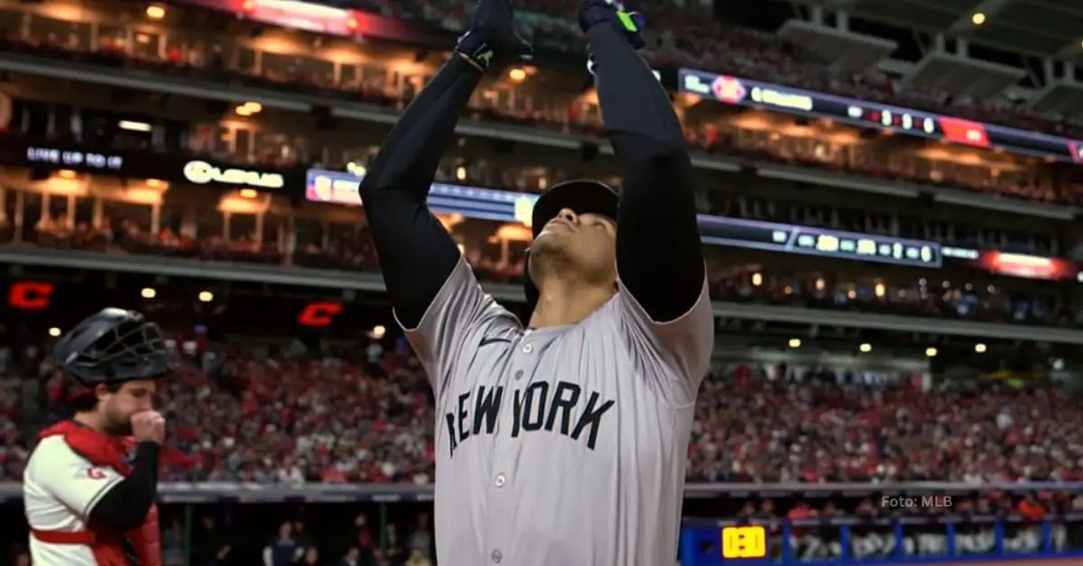 Juan Soto señalando el cielo tras jonron ante Cleveland Guardians