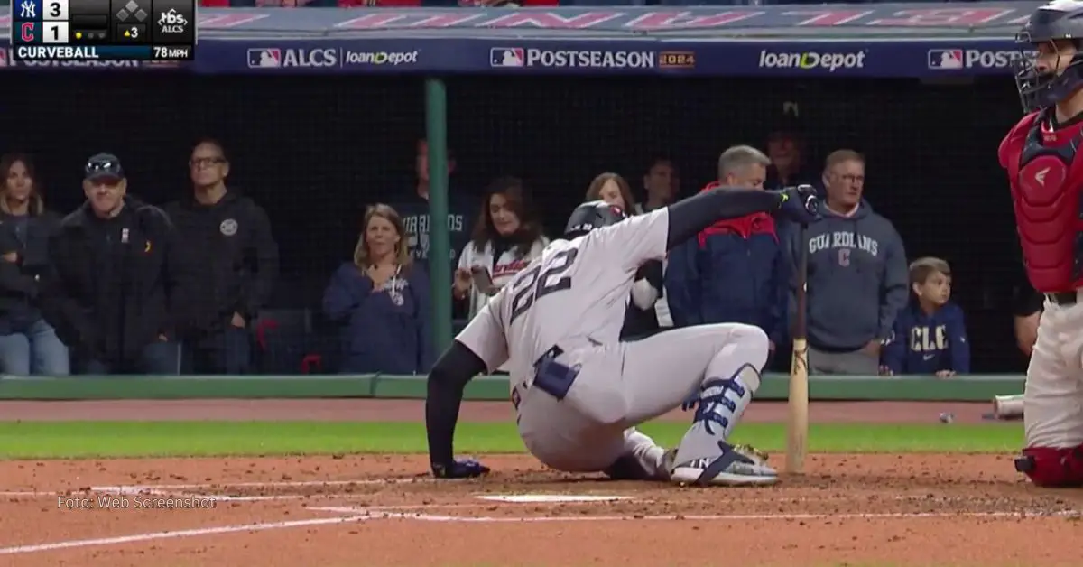 Juan Soto en el suelo del Progressive Field